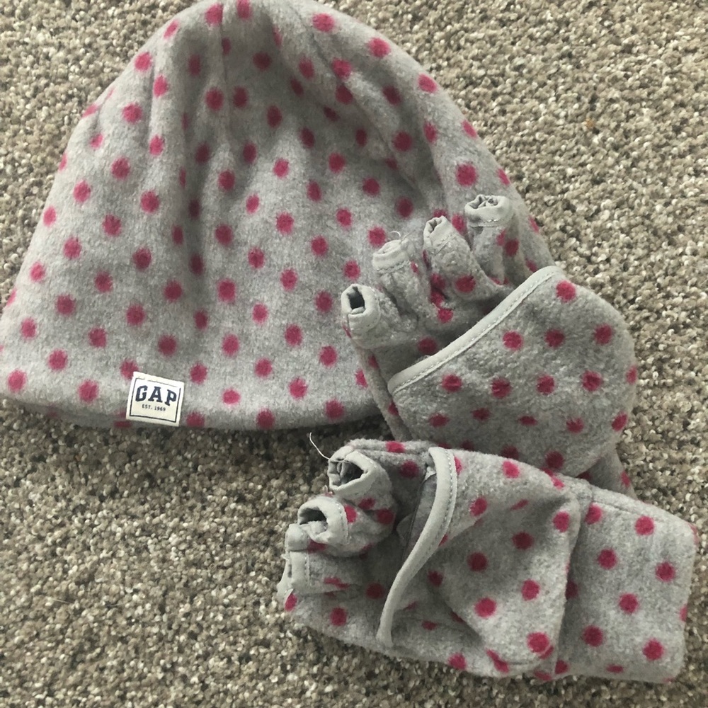 Gap girls hat and gloves